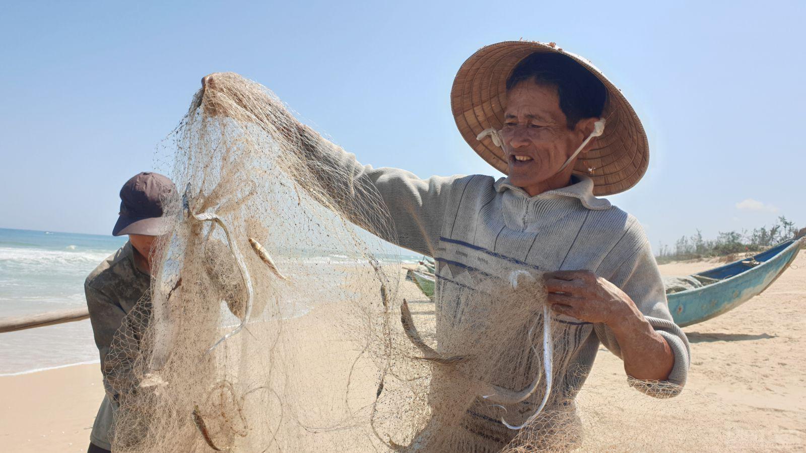 Trúng mua cá hố, ngư dân Quảng Nam thu về tiền triệu sau mỗi chuyến đánh bắt.