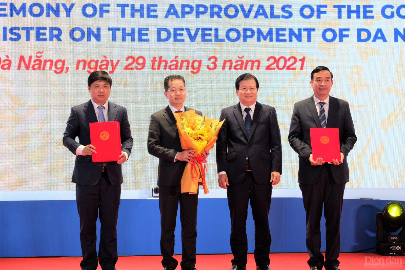 Phó Thủ tướng Trịnh Đình Dũng trao các Nghị định, Quyết định của Chính phủ và Thủ tướng Chính phủ về quy hoạch chung Đà Nẵng.
