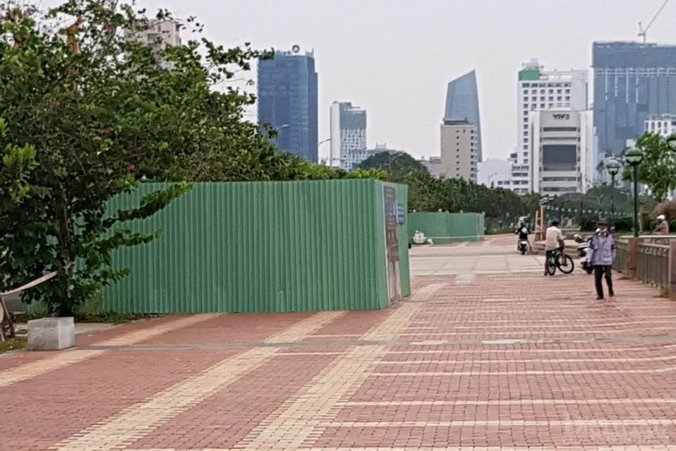 Việc UBND TP. Đà Nẵng tạm dừng triển khai dự án phố đi bộ - chợ đêm Bạch Đằng khiến tiểu thương và đơn vị thi công dự án đều trở nên 
