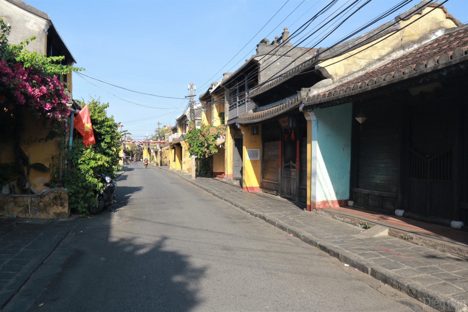 Đường Trần Phú, tuyến đường đông nhất hiện im ắng đến lạ thường.