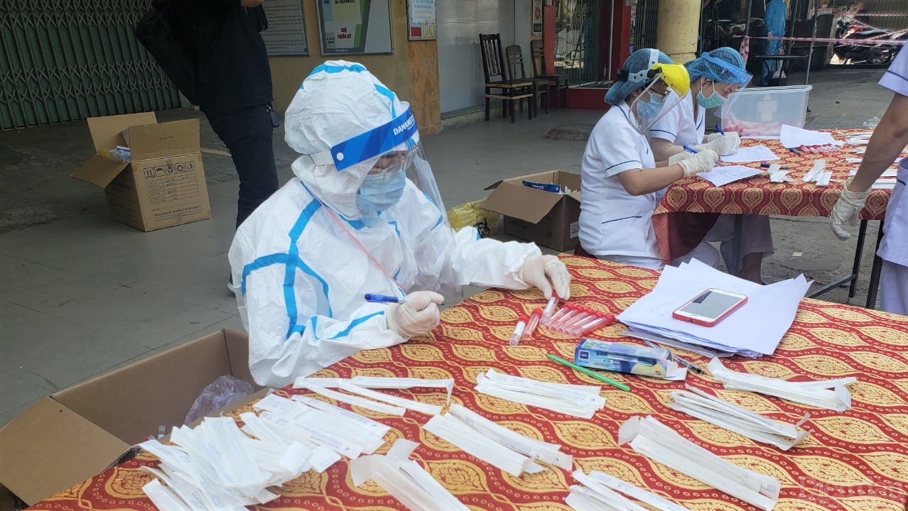 Sau khi lấy dịch tễ, các mẫu xét nghiệm sẽ được mang về Trung tâm kiểm soát bệnh tật Đà Nẵng để tìm kết quả.