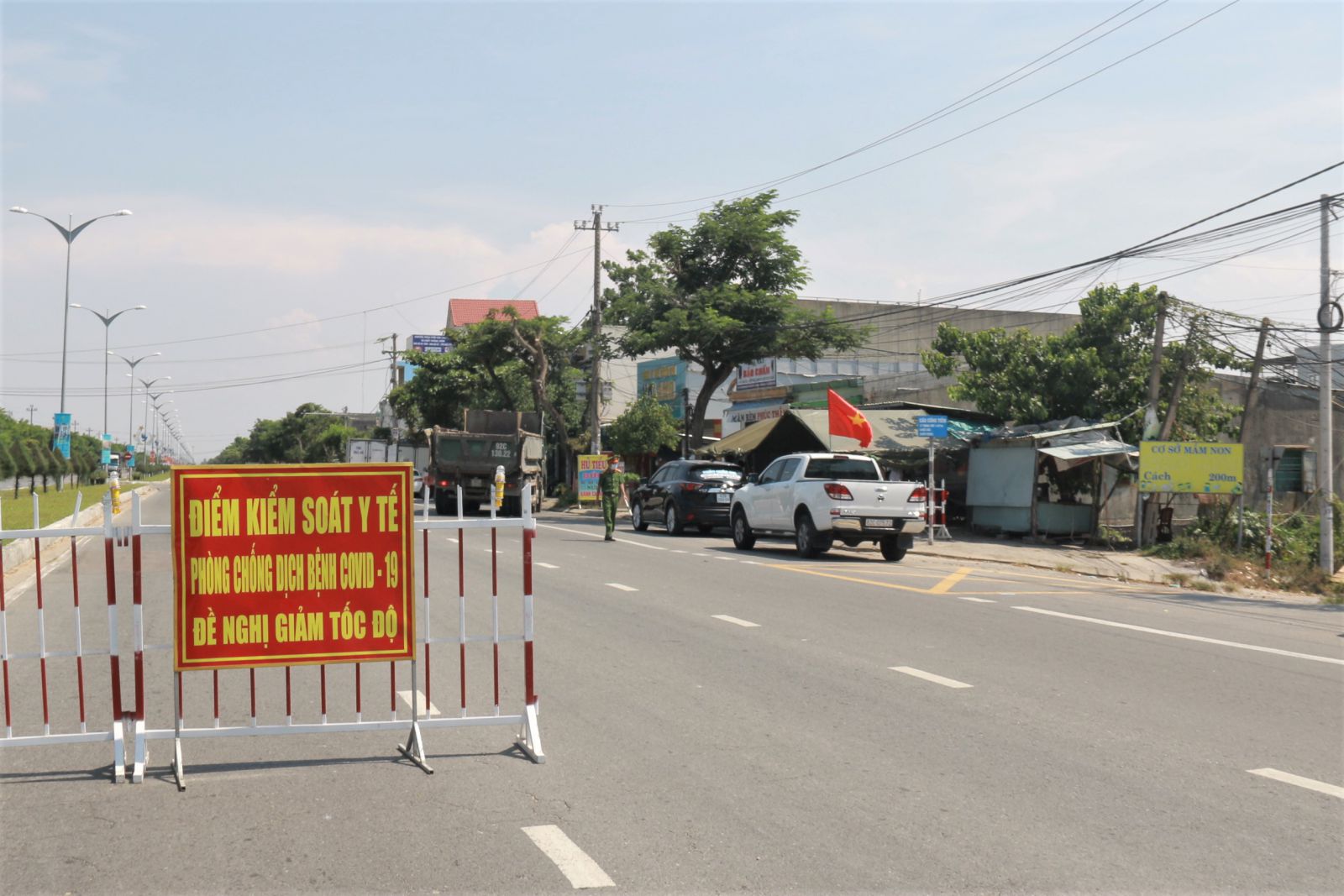 Quảng Nam thành lập các chốt kiểm soát dịch để kiểm tra người từ địa phương khác đến.