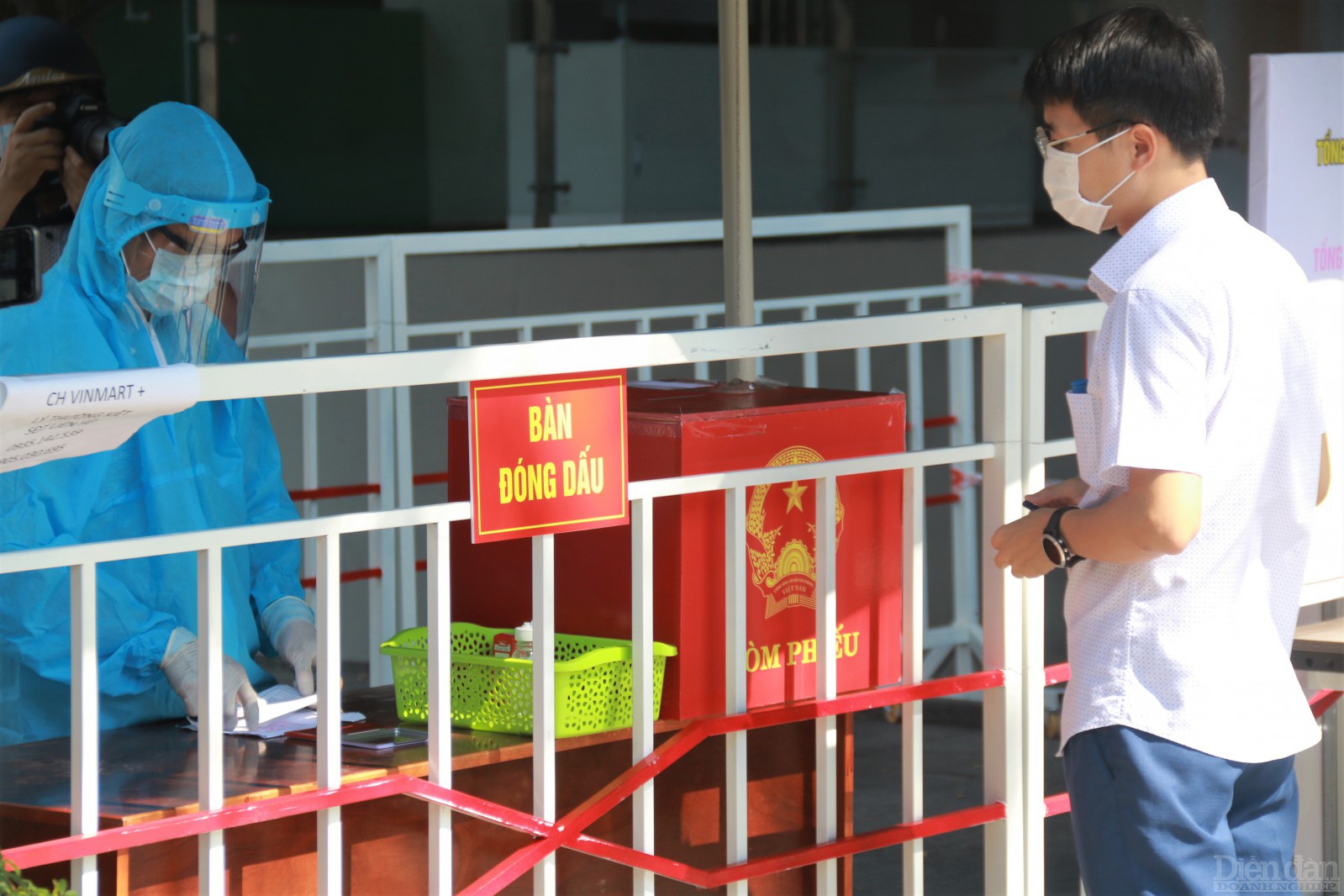 Lực lượng chức năng đảm bảo việc bỏ phiếu đúng quy định và đảm bảo an toàn.