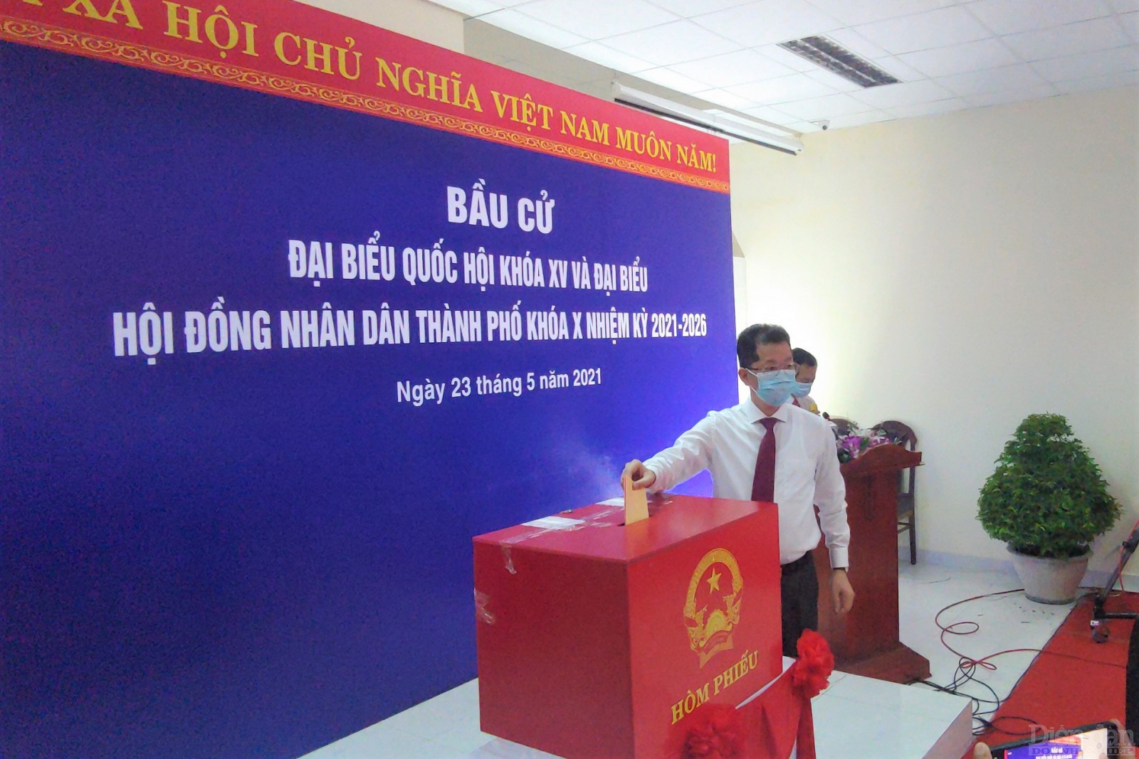 Bí thư thành ủy Đà Nẵng Nguyễn Văn Quảng tiến hành bỏ phiếu bầu cử.