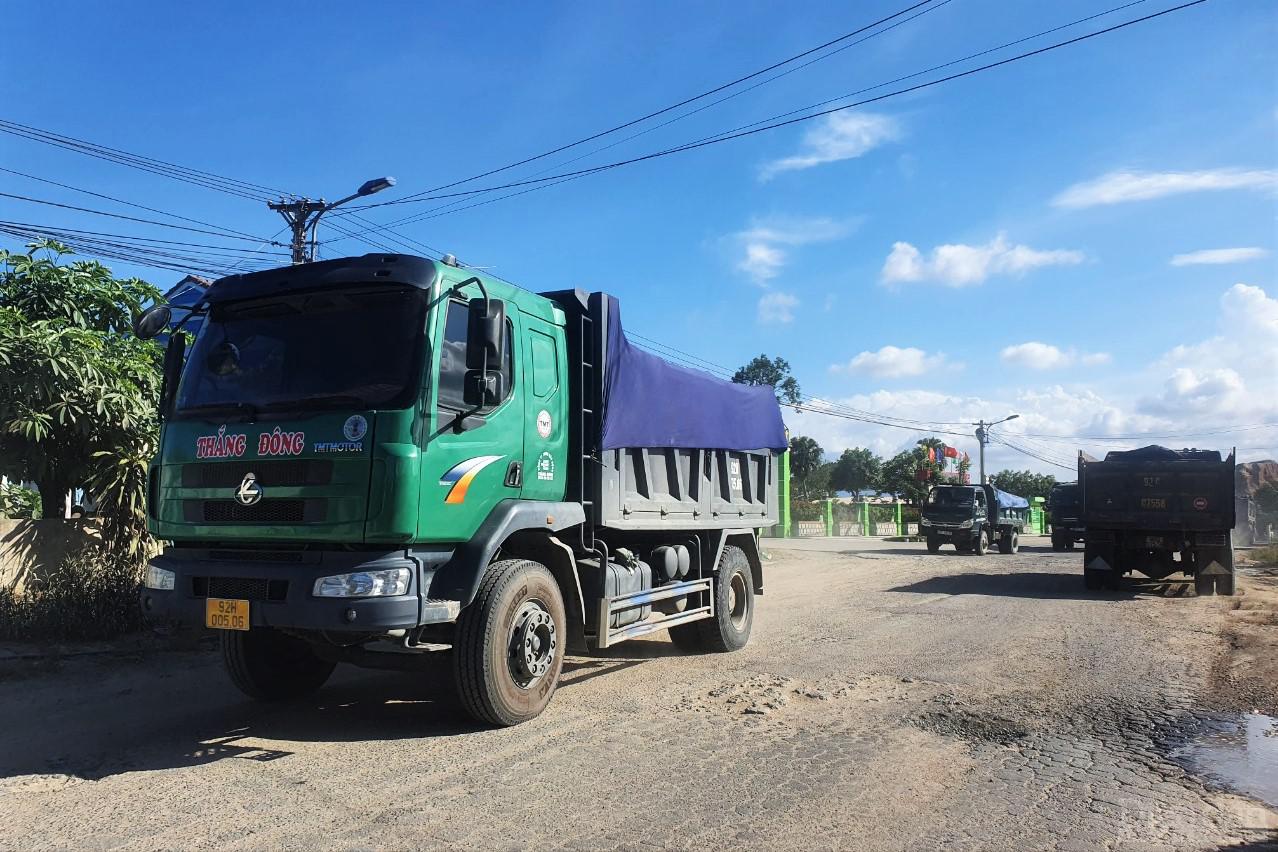 Việc các doanh nghiệp, tài xế phương tiện không tuân thủ các quy định đã gây ô nhiễm môi trường, mất an toàn giao thông trên địa bàn huyện Quế Sơn.