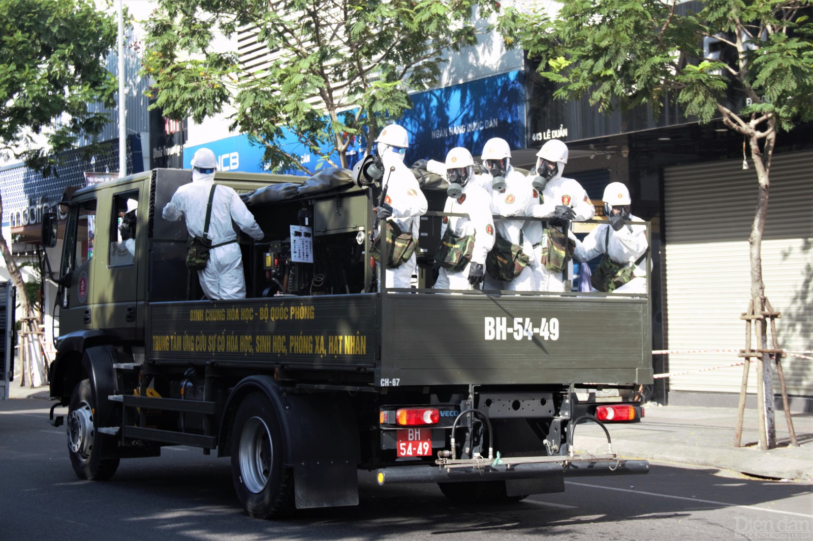 Các đơn vị thuộc Bộ Quốc phòng hỗ trợ Đà Nẵng diệt khuẩn các khu vực phát hiện các ca bệnh.