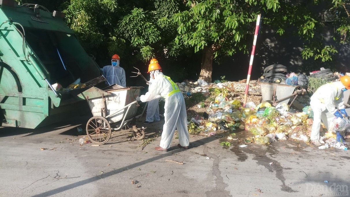 Ông Phú Văn Phượng – Giám đốc Công ty CP Môi trường và Công trình đô thị Nghệ An cho biết, mặc dù Tp Vinh đang thực hiện giãn cách xã hội nhưng công việc thu gom rác thải do công nhân đơn vị đảm nhiệm vẫn thực hiện như những ngày thường.