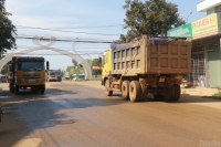 Quảng Nam: “Binh đoàn” xe chở đất hành dân
