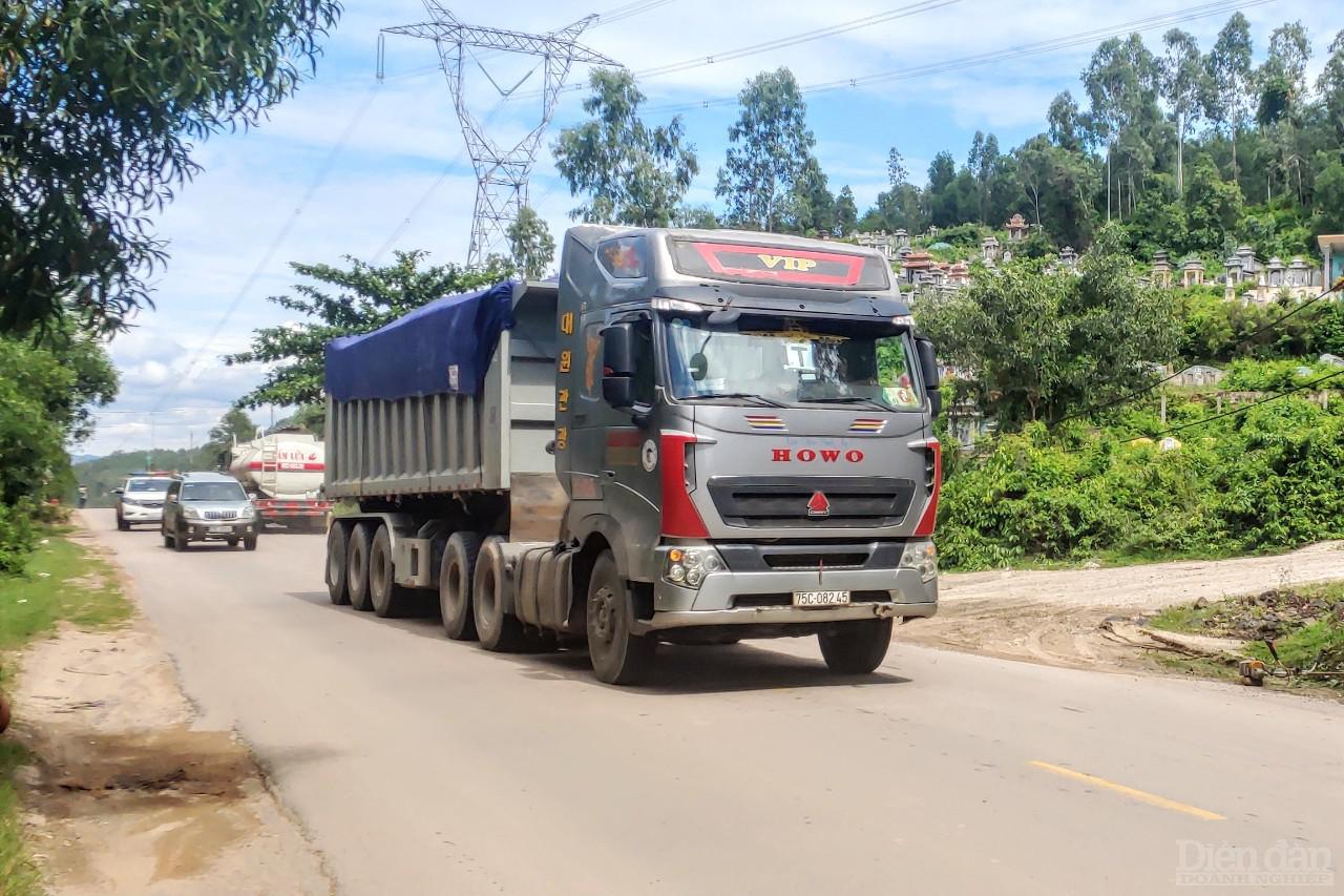 Sau nhiều lần DĐDN phản ánh, đoàn xe Huế quá tải vẫn ung dung hoạt động trên các tuyến đường Quảng Nam, Đà Nẵng.