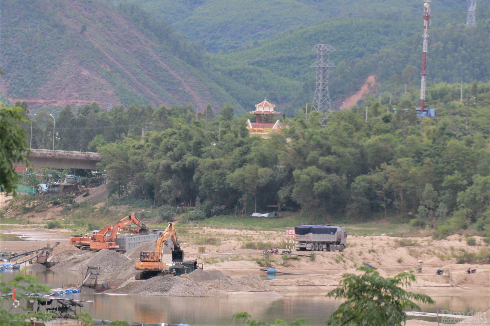 Các xe lấy cát tại mỏ Nguyên Thịnh Phát (huyện Đại Lộc), mặt dù mỏ có cân và camera nhưng đoàn xe quá tải vẫn có thể mang cát đi.