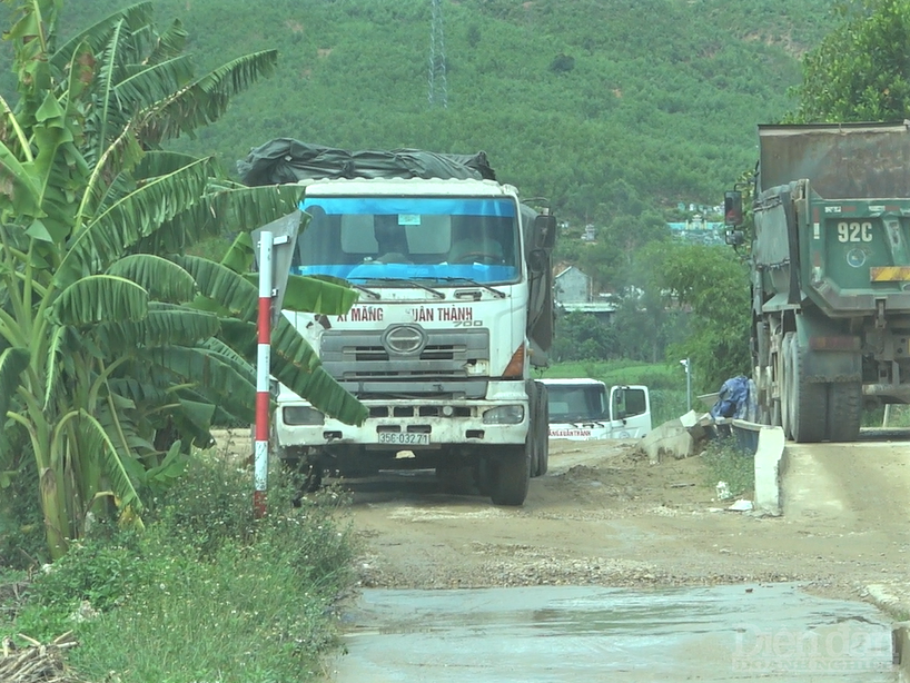Nhiều phương tiện lấy cát tại mỏ Nguyên Thịnh Phát có dấu hiệu quá tải không qua cân tải trọng.
