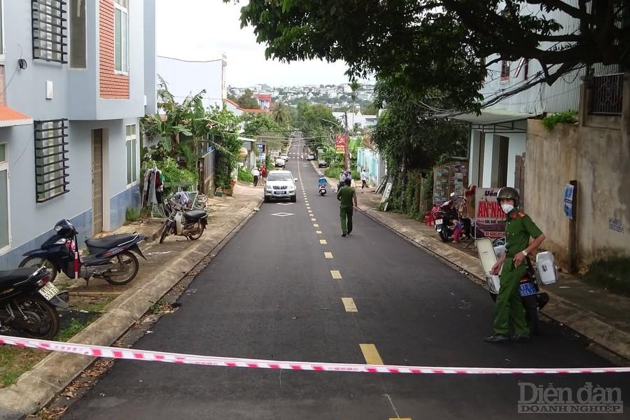 Phong tỏa đường Hoàng Văn Thái ở thành phố Pleiku nơi phát hiện ca mắc COVID-19.