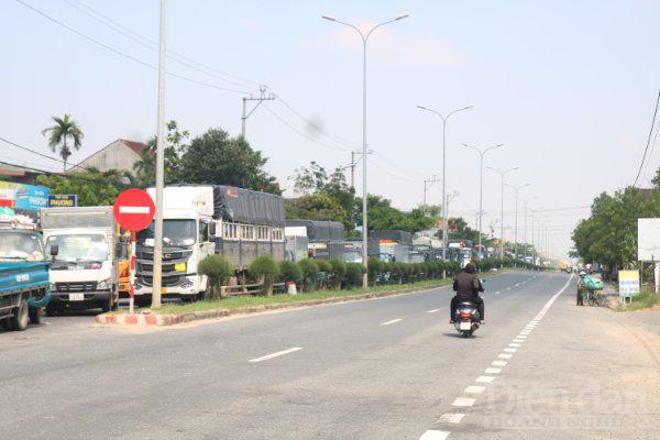 Hàng dài các phương tiện chờ được kiểm tra để được vào địa phận tỉnh Quảng Nam.