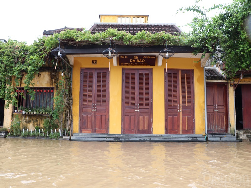 Nhiều tuyến đường Bạch Đằng, Lê Lợi,.. bị nước lũ tràn qua.