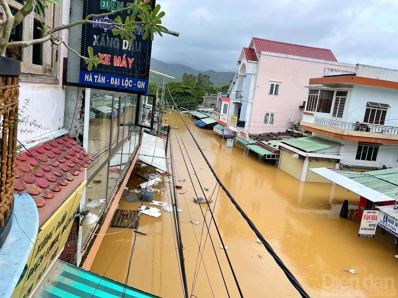 Mực nước lũ trên sông Vu Gia tại huyện Đại Lộc xấp xỉ đạt mức báo động III trước khi hạ thấp.