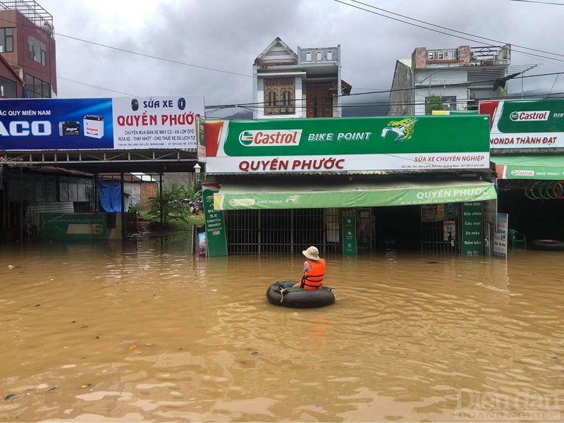 Người dân địa phương tự tìm phương tiện đi lại trong mùa mưa lũ.