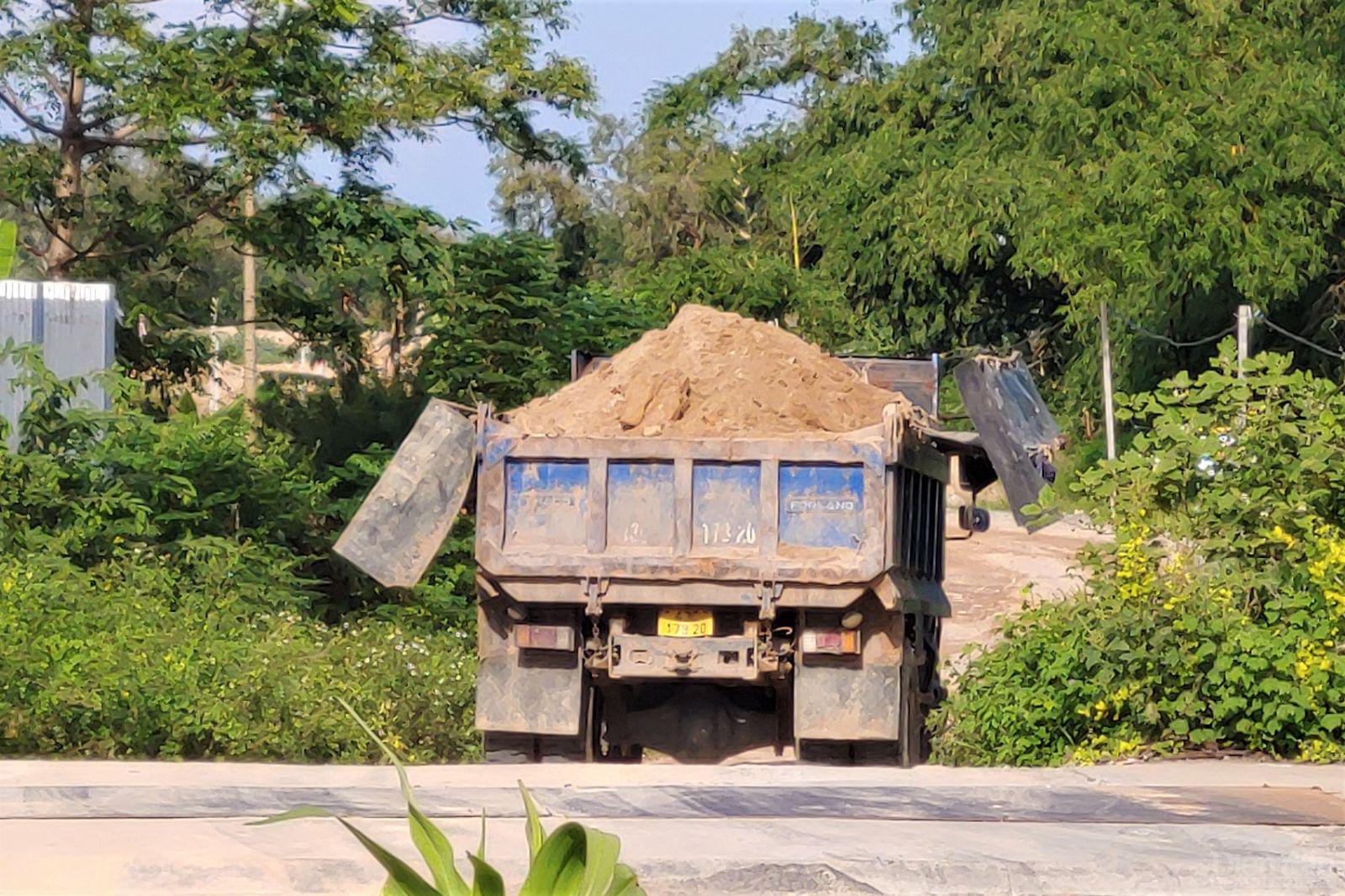 Thanh tra Sở Giao thông vận tải yêu cầu phía Công ty Vinaconex 25 dừng việc sử dụng vỉa hè để vận chuyển vật liệu san lấp KĐT Thiên Ân.