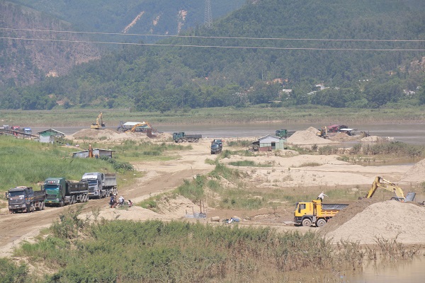 Mỏ cát Ngọc Kinh Đông hoạt động rầm rộ, đa phần đều là các xe tải trọng lớn.