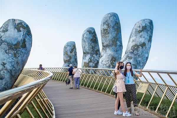 Cầu Vàng, biểu tượng nổi tiến của du lịch Đà Nẵng được bạn bè trong nước và quốc tế ưa chuộng check-in.