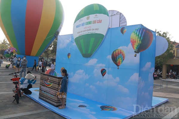 Ngoài ra, còn có các không khí cầu minh họa đối diện Quảng trường Sông Hoài để khách du lịch ghi lại kỷ niệm.