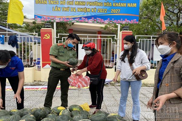 Nhiều đơn vị tại Đà Nẵng chung tay hỗ trợ tiêu thụ dưa hấu giúp nông dân Quảng Nam.