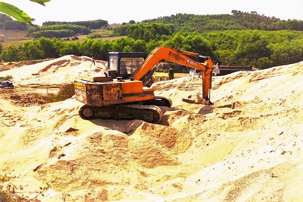 1.	Hiện trường vụ khai thác hơn 1000m3 cát trái phép - CACC.
