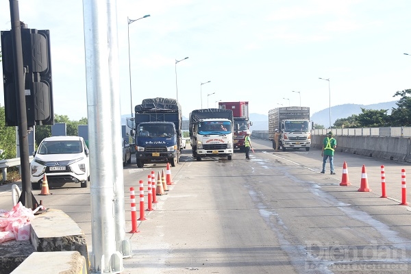 Hàng dài xe container, xe hàng nối đuôi chờ đợi được lưu thông vào cao tốc.