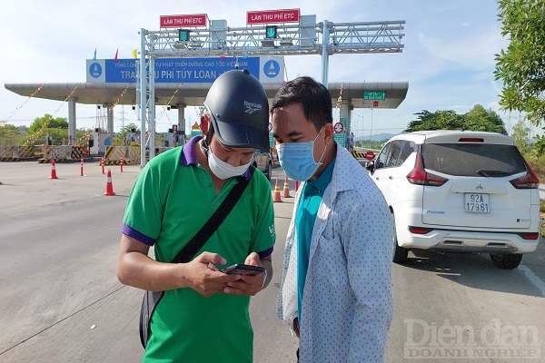 Tài xế Đinh Thanh Quang dù đã dán thẻ ETC cách đây 10 ngày và nạp vào 2 triệu đồng nhưng khi điều khiển xe tải qua trạm vẫn bị giữ lại vì hệ thống thu phí tự động không nhận diện được, barie không bật lên.