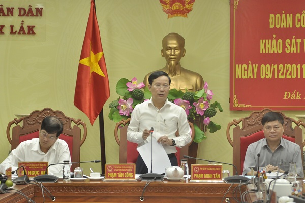 Đồng chí Phạm Tấn Công phát biểu đưa ra định hướng thảo luận.