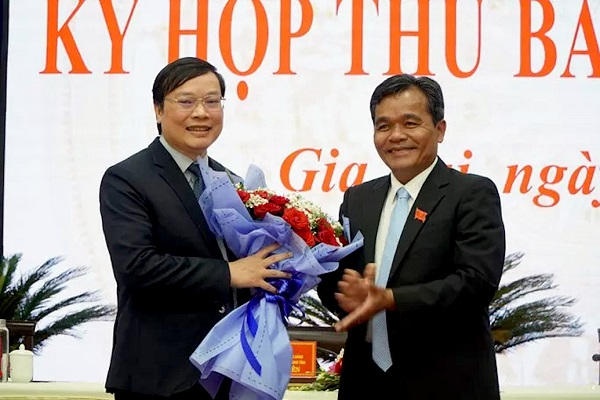 Uỷ viên Trung ương Đảng, Bí thư tỉnh uỷ, Chủ tịch HĐND tỉnh Gia Lai tặng hoa chúc mừng tân Chủ tịch UBND.