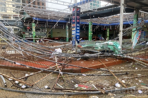 Một nhà hàng ven biển bị hư hại do bão Noru.