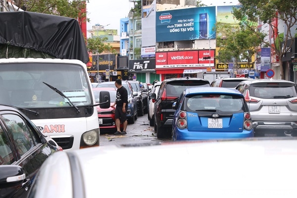 Tại tuyến đường Lê Duẩn, hàng dài xe ô tô chết máy gây ùn tắc giao thông nghiêm trọng trong ngày 15/10.