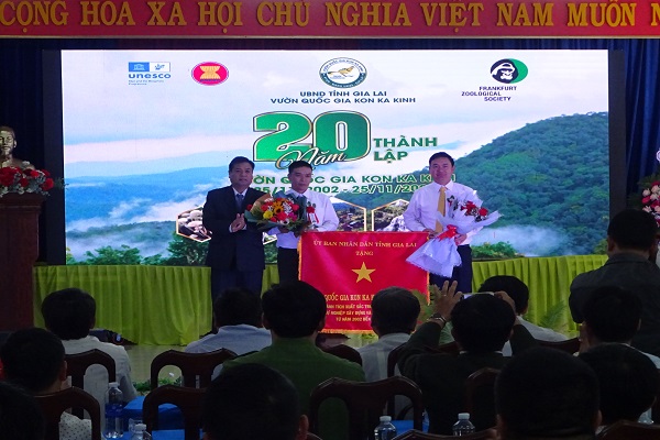Tỉnh Gia Lai trao cờ thi đua cho tập thể Vườn Quốc gia.