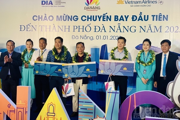 Tại Ga đến Quốc nội, chuyến bay quốc nội của Hãng hàng không Vietnam Airlines mang số hiệu VN161 vận chuyển 165 khách từ Hà Nội đến Đà Nẵng .