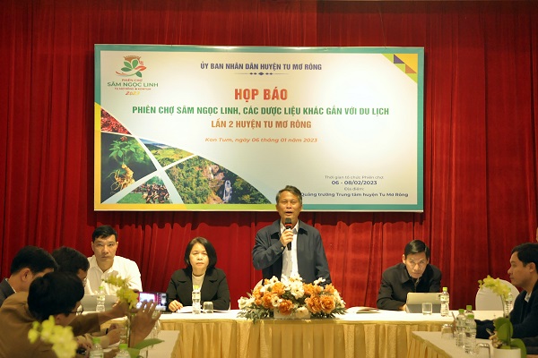 Chủ tịch UBND huyện Tu Mơ Rông trả lời báo chí về các chính sách phát triển kinh tế - xã hội ở địa phương.
