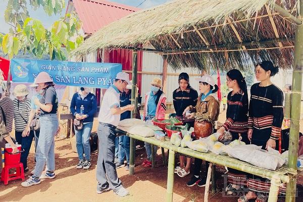 Người dân làng Pờ Y ầu tự tin giới thiệu sản vật của làng với du khách tham gia giải việt dã.