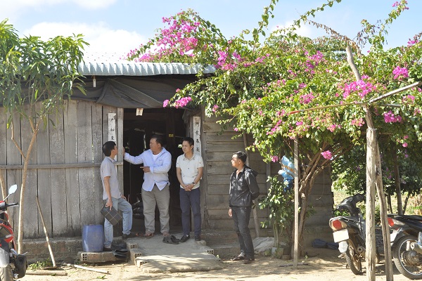Người dân vùng biên Ia Lâu huyện Chư Prông cắm cờ Tổ và dọn dẹp nhà cửa đón Tết.