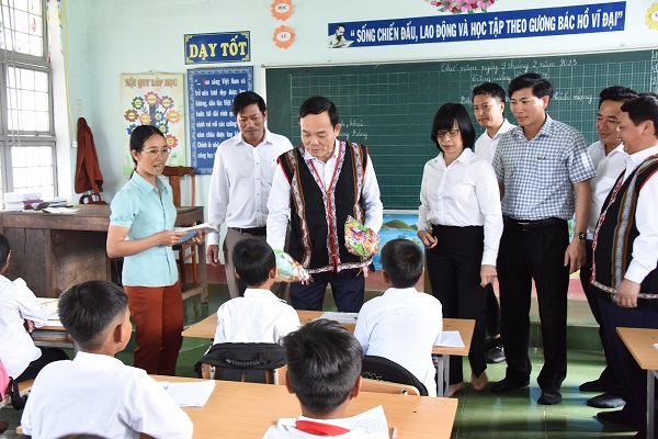Phó Thủ tướng Chính phủ Trần Lưu Quang đến thăm, tặng quà cho Trường và các em học sinh ở điểm trường của Trường Tiểu học Ayun số 2 và Mẫu giáo Ayun ở làng Đê Kjêng.