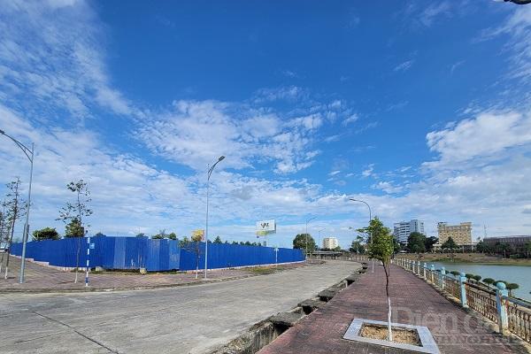 Dự án được UBND tỉnh giao từ năm 2007, sau 16 năm chủ đầu tư mới chỉ tiến hành xây hàng rào trên vị trí đất vàng giữa lòng thành phố Kon Tum.