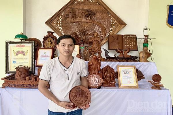 Nghệ nhân Nguyễn Tấn Quý bên sản phẩm OCOP 3 sao do tỉnh Quảng Nam công nhận.