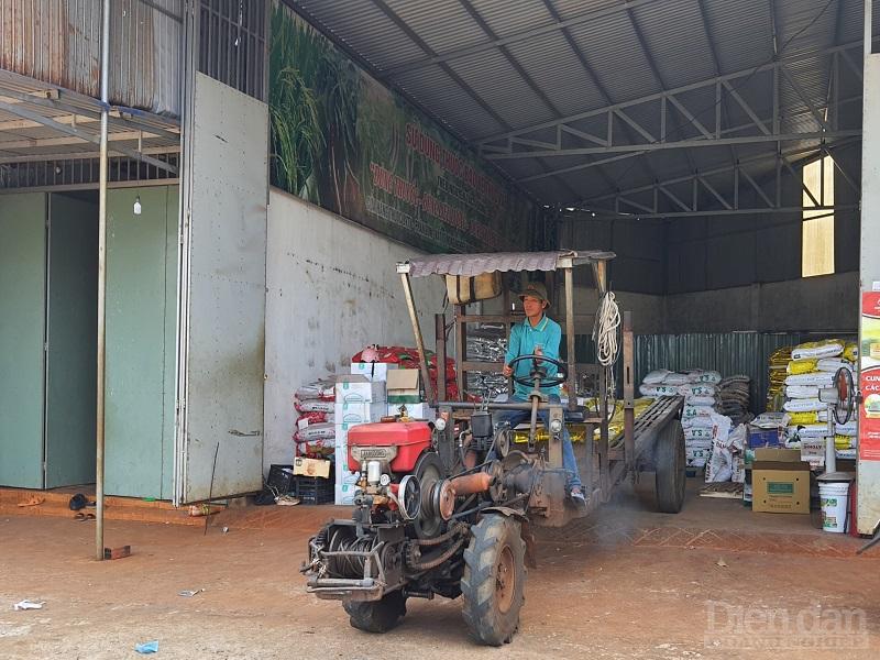Nông dân đến lấy các loại vật tư nông nghiệp tại hệ thống cửa hàng Ngọc Linh.