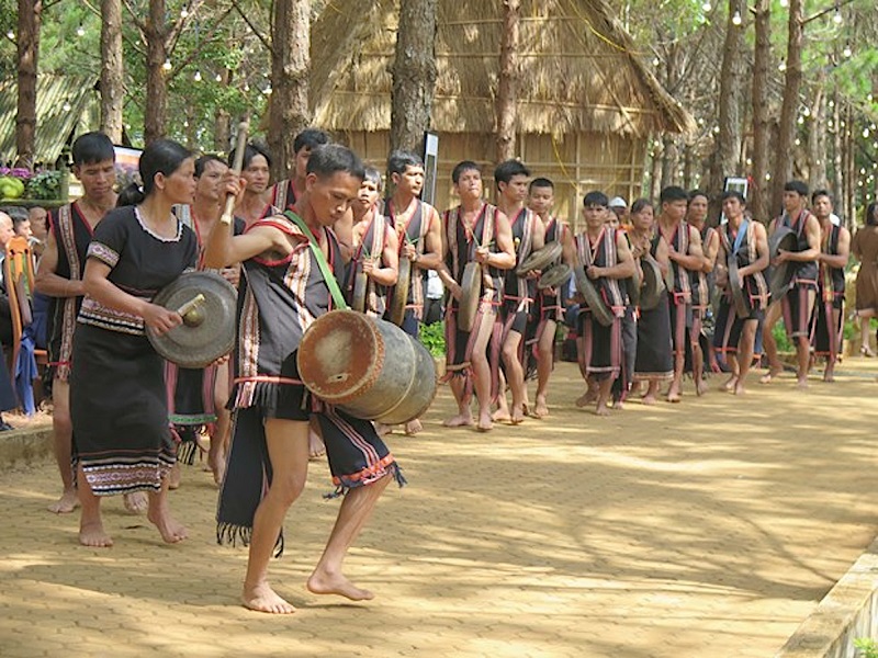 Biểu diễn nghệ thuật cồng chiêng phục vụ du lịch ở huyện Kon Plông.