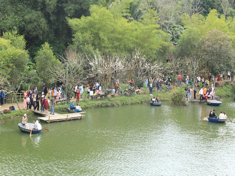 Khách du lịch vui chơi ở khu du lịch sinh thái văn hoá cộng đồng KoTam.