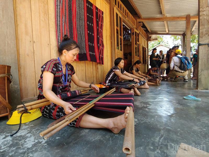 Các làng nghề truyền thống cũng cần được phục dựng để tạo sức hấp dẫn thu hút du khách.