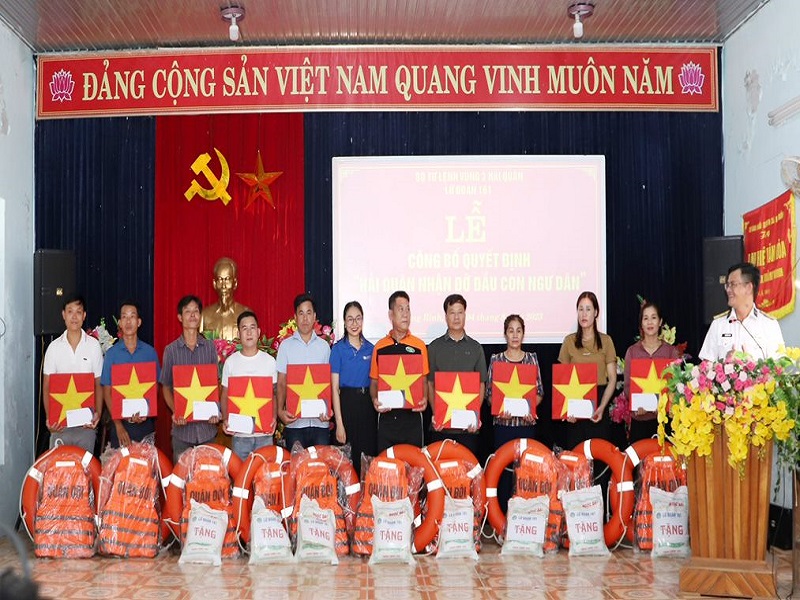 GFDI Quảng Bình trao quà động viên khích lệ bà con ngư dân.