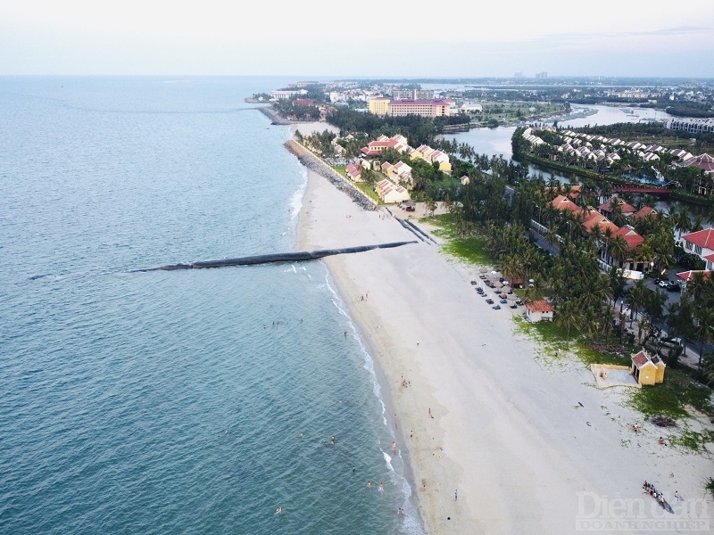 Nhiều năm về trước, bãi biển Cửa Đại (Hội An) với hơn 3,3km được bầu chọn nằm trong top các bãi biển đẹp nhất châu Á. Đây cũng là bãi biển ưa thích của khách du lịch khi đến với Quảng Nam để trải nghiệm, nghỉ dưỡng.
