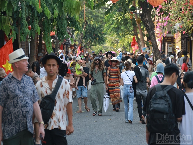 Hàng chục nghìn du khách trong nước và quốc tế đến với phố cổ Hội An để tham quan, nghỉ dưỡng.