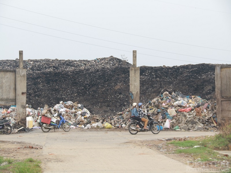 Bãi rác lộ thiên tại TP Hội An đến nay đã quá tải, vấn đề ô nhiễm diễn ra nhiều năm nay không thể xử lý dứt điểm.