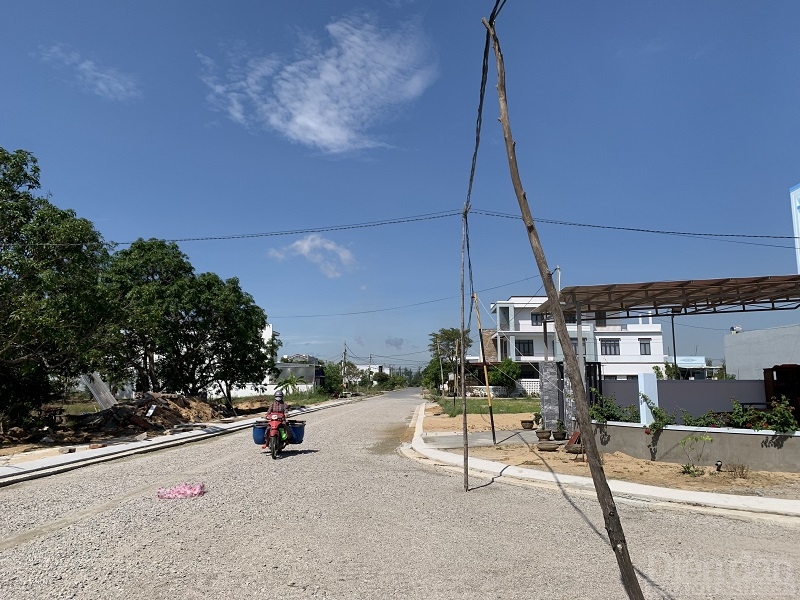 Trụ dẫn điện tự dựng của người dân dùng để đấu nối điện sinh hoạt trong khu tái định cư Duy Hải giai đoạn 3.