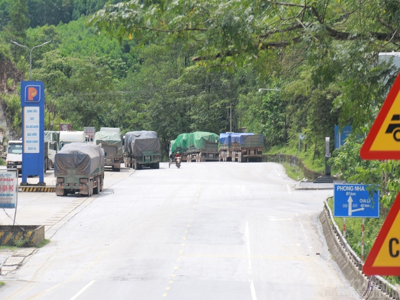 Có nhiều bất cập trong xử lý các xe biển số Lào quá tải quá khổ khi lưu thông trên đường Việt Nam.